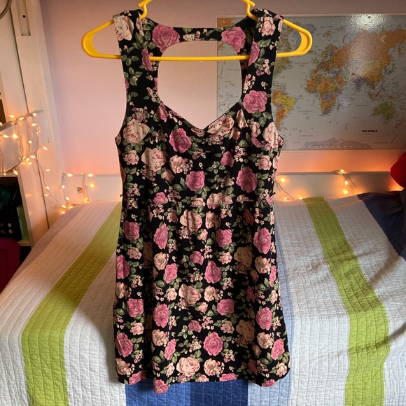 Forever 21 Dresses & Skirts - Forever 21 - Floral dress with cutouts